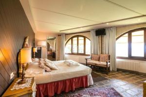 - une chambre avec un lit, une chaise et des fenêtres dans l'établissement Villa La Foce, à Castiglion Fiorentino