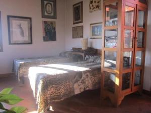 een woonkamer met een bed en een boekenplank bij Charmantes Appartement in Pian Di Scò mit gemeinsamem Pool und Panoramablick in Pian di Scò
