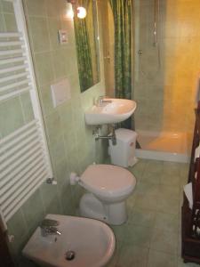 een badkamer met een toilet, een wastafel en een bad bij Charmantes Appartement in Pian Di Scò mit gemeinsamem Pool und Panoramablick in Pian di Scò