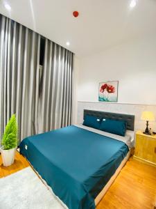 Ấp Ðông An (1)的住宿－Alpha Homestay Marina Long Xuyên，一间卧室设有蓝色的床和窗户。