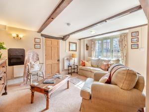 a living room with a couch and a table at Rose Cottage - Ukc4238 in Great Snoring
