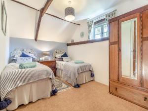 a bedroom with two beds and a window at Rose Cottage - Ukc4238 in Great Snoring