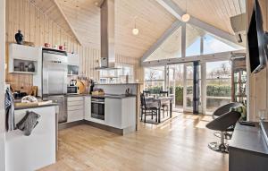 cocina con electrodomésticos blancos y comedor en 3 Bedroom Gorgeous Home In Storvorde, en Storvorde