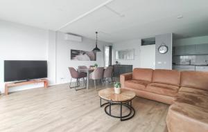 sala de estar con sofá y mesa en Amazing Home In Vlagtwedde With Indoor Swimming Pool, en Vlagtwedde