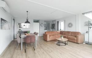 sala de estar con sofá y mesa en Amazing Home In Vlagtwedde With Indoor Swimming Pool, en Vlagtwedde