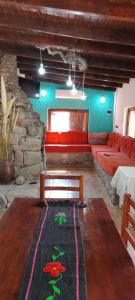 ein Wohnzimmer mit Sofa und Tisch in der Unterkunft Casa de Montaña Las Trancas in Villa Unión