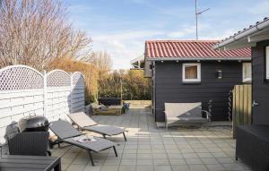 un patio con sillas, una parrilla y una casa en 3 Bedroom Amazing Home In Bogense, en Bogense