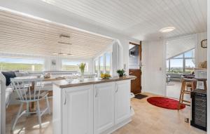 una cucina con armadi bianchi e piano di lavoro di 3 Bedroom Amazing Home In Bogense a Bogense