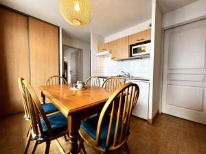 a kitchen with a wooden table and chairs at Les Chalets Des Evettes - 3 Pièces pour 6 Personnes 524 in Flumet