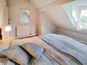 een slaapkamer met een groot bed op zolder bij Little Hills in Keswick