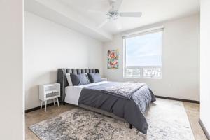 een witte slaapkamer met een bed en een raam bij Brand New 2BR Luxury Apartment WeHo in Los Angeles