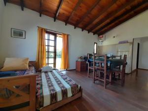 ein Schlafzimmer mit Bett und ein Esszimmer mit Tisch in der Unterkunft Arena&Mar in San Clemente del Tuyú