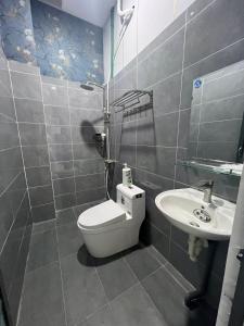 een badkamer met een toilet en een wastafel bij Thành Phố Mới Hotel in Ðịnh Hòa