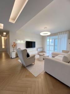 a living room with a white couch and chairs at Shanghai Jing'an Temple Designer Boutique Large Four Rooms Apartment in Shanghai