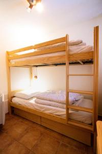 a bedroom with two bunk beds in a room at Les Chalets Petit Bonheur - Chalets pour 6 Personnes 504 in Villarodin-Bourget