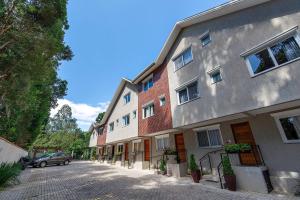 ein Auto ist vor einem Gebäude geparkt in der Unterkunft Casa em condomínio até 8 p e 2 vagas in Canela