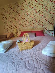 - une chambre avec un lit et un panier dans l'établissement Casale dei ricordi, à Arce