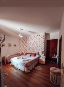 - une chambre avec un grand lit et un mur rouge dans l'établissement Casale dei ricordi, à Arce