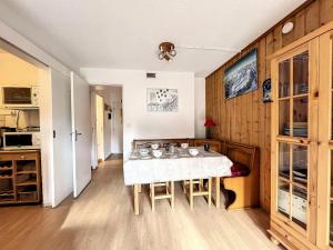 een eetkamer met een tafel en een keuken bij Résidence Orion - STUDIO CABINE 4/5 PERSONNES VUE PISTES MAE-7504 in Villarembert