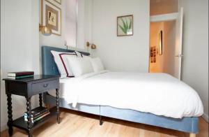 1 dormitorio con 2 camas y mesa con mesita de noche en Medina’s estate en Bronx