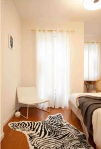 Schlafzimmer mit Zebra-Teppich auf dem Boden in der Unterkunft Medina’s estate in Bronx