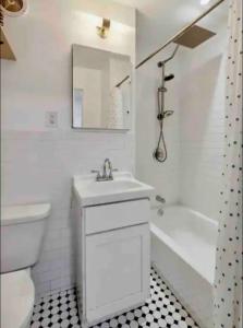 uma casa de banho com um lavatório, um WC e uma banheira em Medina’s estate em Bronx
