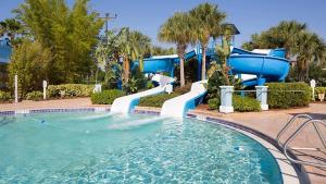 オーランドにあるDisney World ! Pools · BBQ · The Fountain Resort!のリゾートのプール内のウォータースライダー