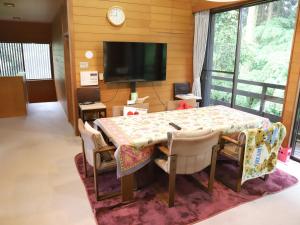 TV at/o entertainment center sa ～みらい荘～　天然温泉付き一日一組様限定の６４坪広々民泊別荘