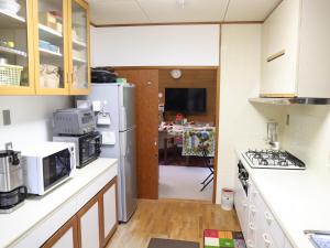 Kitchen o kitchenette sa ～みらい荘～　天然温泉付き一日一組様限定の６４坪広々民泊別荘