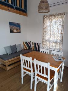 sala de estar con mesa, sillas y sofá en בריזה במדבר, en Idan