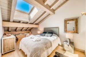 Een bed of bedden in een kamer bij Résidence Lodge Des Neiges C - 3 Pièces pour 6 Personnes 291