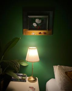 een lamp op een tafel naast een groene muur bij Extraordinary holiday stay for Melbourne explore in Melbourne