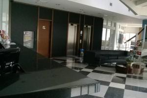 a lobby with a black and white checkered floor at Flat 1 qto, piscina, loc central in São José dos Pinhais