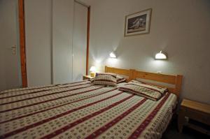 Ein Bett oder Betten in einem Zimmer der Unterkunft Résidence Bec Rouge - 3 Pièces pour 7 Personnes 791