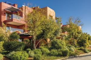 un immeuble d'appartements avec un jardin en face dans l'établissement Appartement avec Solarium Privé au Vizir Résidence Prestigieuse avec Accès au Parc, à Marrakech