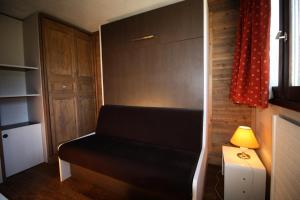 a small room with a couch and a lamp at Résidence Palafour - Studio pour 2 Personnes 361 in Tignes