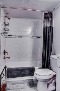 Ένα μπάνιο στο Bethany Ocean View Condo by the sea 1st of 2