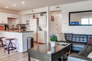Η κουζίνα ή μικρή κουζίνα στο Bethany Ocean View Condo by the sea 1st of 2 +26 φωτογραφίες
