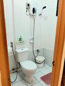 een badkamer met een toilet en een föhn bij Catalena Transient House Bayugan City in Bayugan City