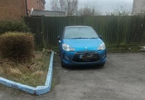 ein blaues Auto, das neben einem Zaun parkt in der Unterkunft Entire Spacious Modern One Bedroom House in Swindon