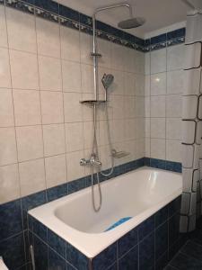 La salle de bains est pourvue d'une douche et d'une baignoire. dans l'établissement Layla Home, à Alexandroúpolis