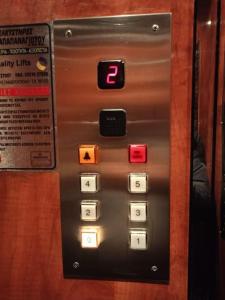 un bouton d'ascenseur avec le numéro 7 sur celui-ci dans l'établissement Layla Home, à Alexandroúpolis