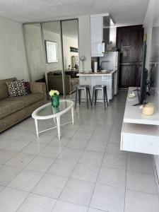 sala de estar con sofá y mesa en Tranquil & Cozy Studio Near Tmobile District. en San Juan