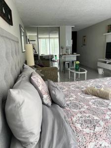 Un dormitorio con una cama con almohadas. en Tranquil & Cozy Studio Near Tmobile District. en San Juan