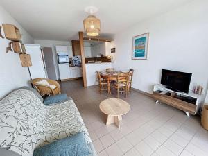 een woonkamer en een keuken met een tafel en een bank bij Appartement Jullouville, 2 pièces, 4 personnes - FR-1-361-45 in Jullouville-les-Pins
