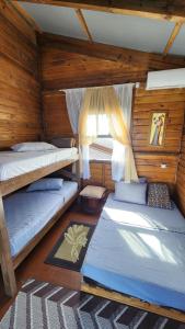 A bed or beds in a room at Pousada Aura Solar - 3 Quartos com Frente Mar