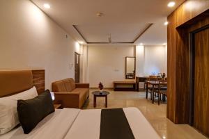 ein Hotelzimmer mit einem Bett und einem Esszimmer in der Unterkunft Nilay classic in Bārang