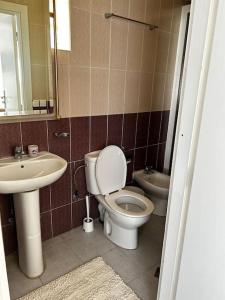 La salle de bains est pourvue de toilettes et d'un lavabo. dans l'établissement Votre refuge paisible, à Chefchaouen