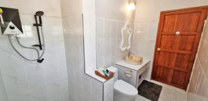 พรพนาฮิลล์รีสอร์ท في Ban Makok: حمام مع دش ومرحاض ومغسلة