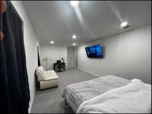a bedroom with a bed and a tv on the wall at Banty Villa - Master Lounge in Austin